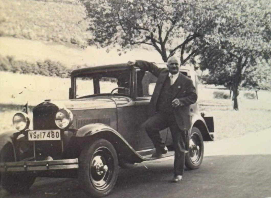 Gründer Heinrich Werner XII mit seinem Automobil in Langen
